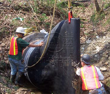 <a href=http://www.yhtyp.com/ target=_blank class=infotextkey><a href=http://www.yhtyp.com target=_blank class=infotextkey>鴨嘴閥</a></a>在工人的準備下正在安裝